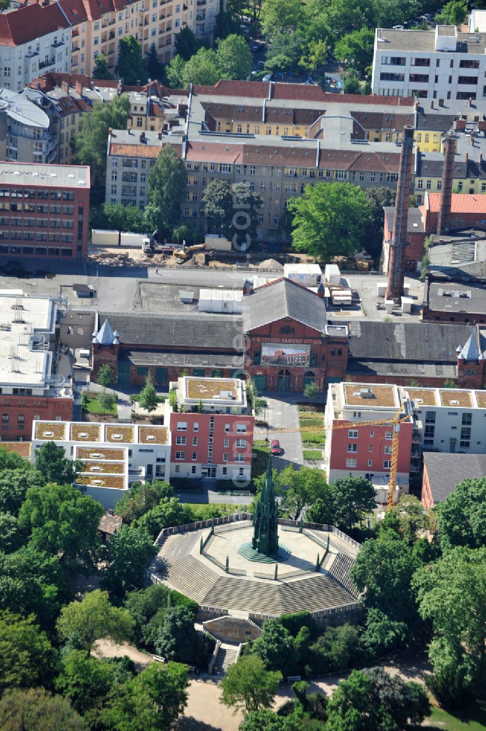 Aerial photograph Berlin Kreuzberg - Blick auf das Wohngebiet Viktoria Quartier am Viktoria Park in Berlin- Kreuzberg. Der Wohn- und Geschäftshausbau an der Methfesselstraße (ehem. Schultheiß-Brauerei) am Kreuzberg in Berlin-Kreuzberg erfolgte u.a. durch die Baywobau Berlin. View of the Victorian residential district on Victoria Park in Berlin-Kreuzberg.