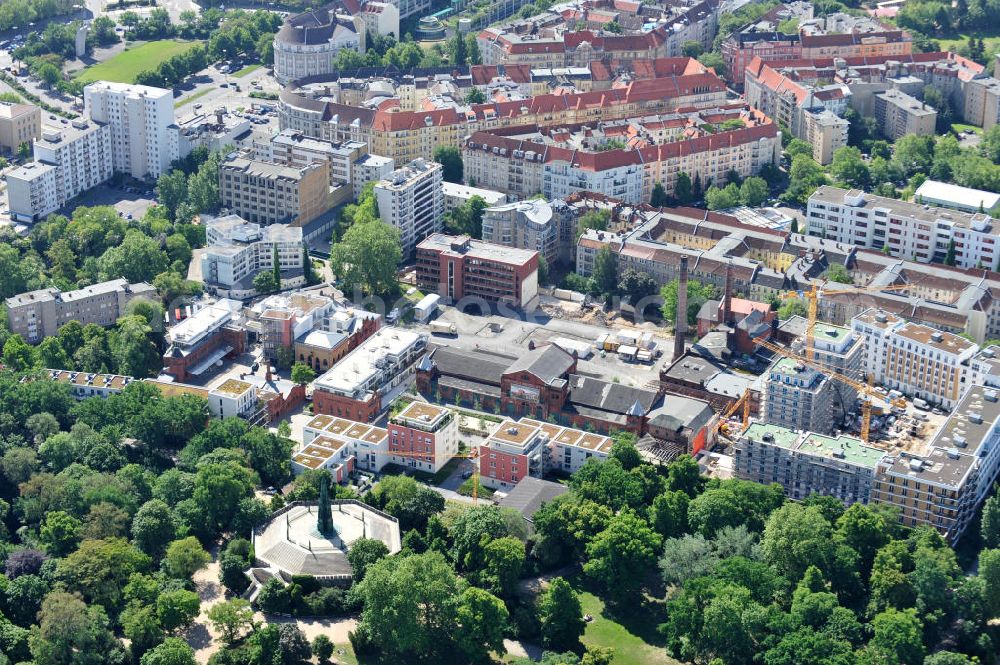 Berlin Kreuzberg from the bird's eye view: Blick auf das Wohngebiet Viktoria Quartier am Viktoria Park in Berlin- Kreuzberg. Der Wohn- und Geschäftshausbau an der Methfesselstraße (ehem. Schultheiß-Brauerei) am Kreuzberg in Berlin-Kreuzberg erfolgte u.a. durch die Baywobau Berlin. View of the Victorian residential district on Victoria Park in Berlin-Kreuzberg.