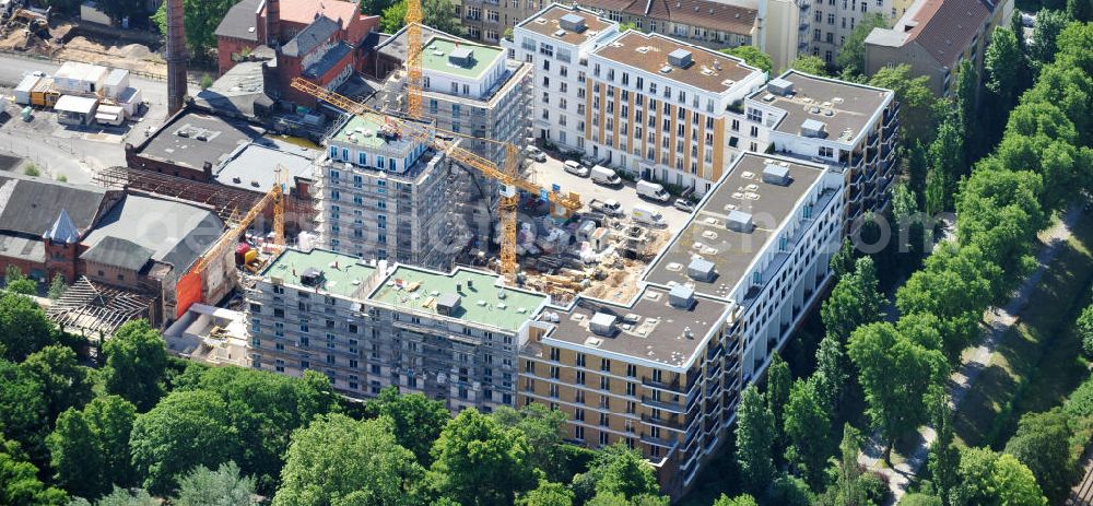 Aerial photograph Berlin Kreuzberg - Blick auf das Wohngebiet Viktoria Quartier am Viktoria Park in Berlin- Kreuzberg. Der Wohn- und Geschäftshausbau an der Methfesselstraße (ehem. Schultheiß-Brauerei) am Kreuzberg in Berlin-Kreuzberg erfolgte u.a. durch die Baywobau Berlin. View of the Victorian residential district on Victoria Park in Berlin-Kreuzberg.