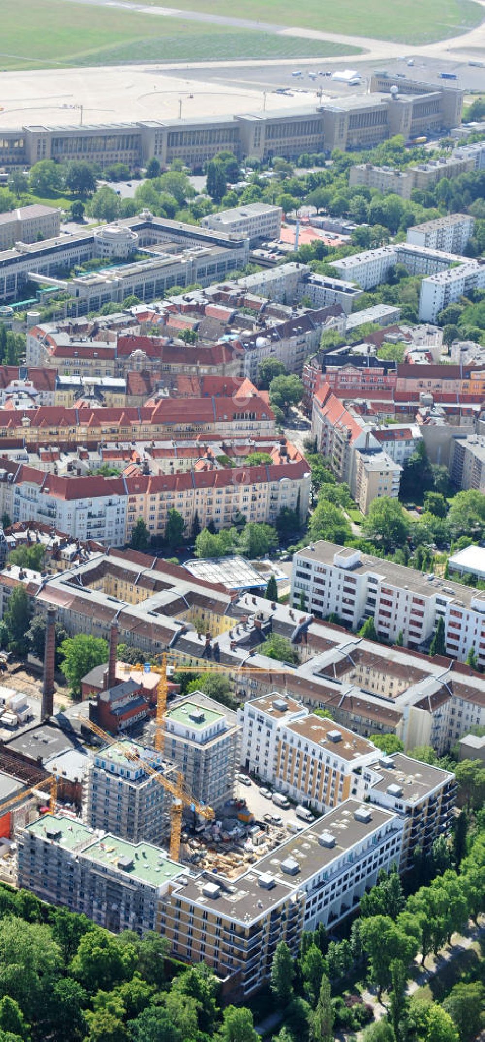 Berlin Kreuzberg from the bird's eye view: Blick auf das Wohngebiet Viktoria Quartier am Viktoria Park in Berlin- Kreuzberg. Der Wohn- und Geschäftshausbau an der Methfesselstraße (ehem. Schultheiß-Brauerei) am Kreuzberg in Berlin-Kreuzberg erfolgte u.a. durch die Baywobau Berlin. View of the Victorian residential district on Victoria Park in Berlin-Kreuzberg.