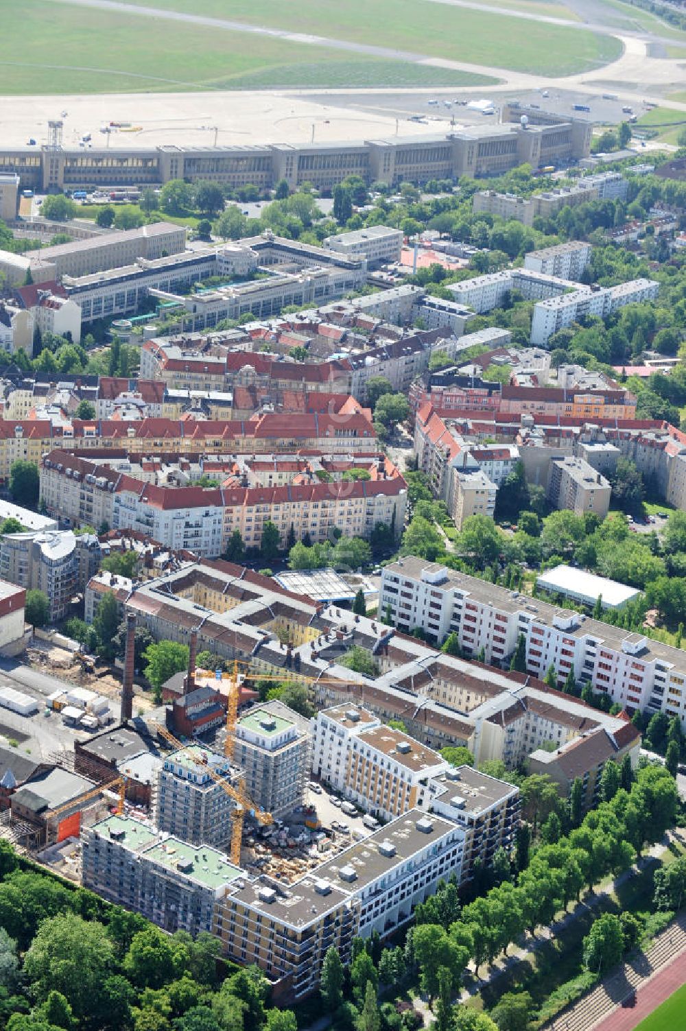 Aerial image Berlin Kreuzberg - Blick auf das Wohngebiet Viktoria Quartier am Viktoria Park in Berlin- Kreuzberg. Der Wohn- und Geschäftshausbau an der Methfesselstraße (ehem. Schultheiß-Brauerei) am Kreuzberg in Berlin-Kreuzberg erfolgte u.a. durch die Baywobau Berlin. View of the Victorian residential district on Victoria Park in Berlin-Kreuzberg.