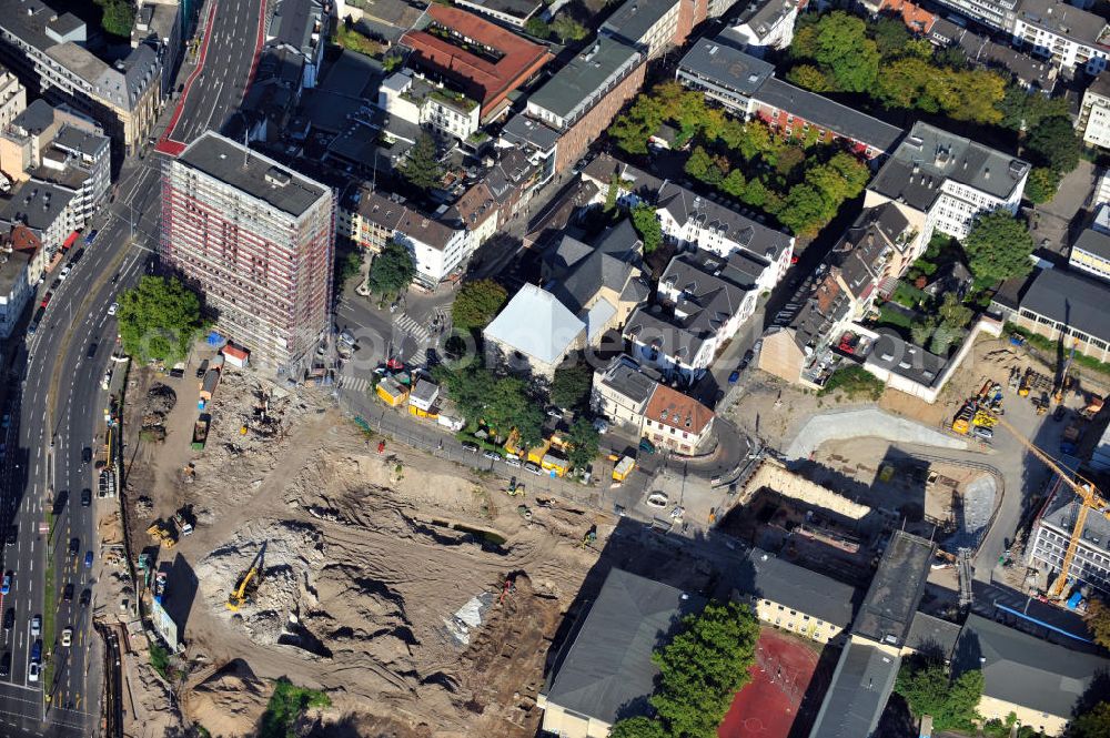 Köln from above - Baustelle von Hotels, Wohn- und Geschäftshäusern am Waidmarkt mit dem alten Polizeipräsidium, der Kirche St. Georg und dem Friedrich-Wilhelm-Gymnasium in Köln-Altstadt-Süd in Nordrhein-Westfalen. Construction area of hotels, tenements and business buildings at Waidmarkt with former police headquarters, church St. Georg and school Friedrich-Wilhelm-Gymnasium in southern historic district of Cologne, North Rhine-Westphalia. Bauträger: