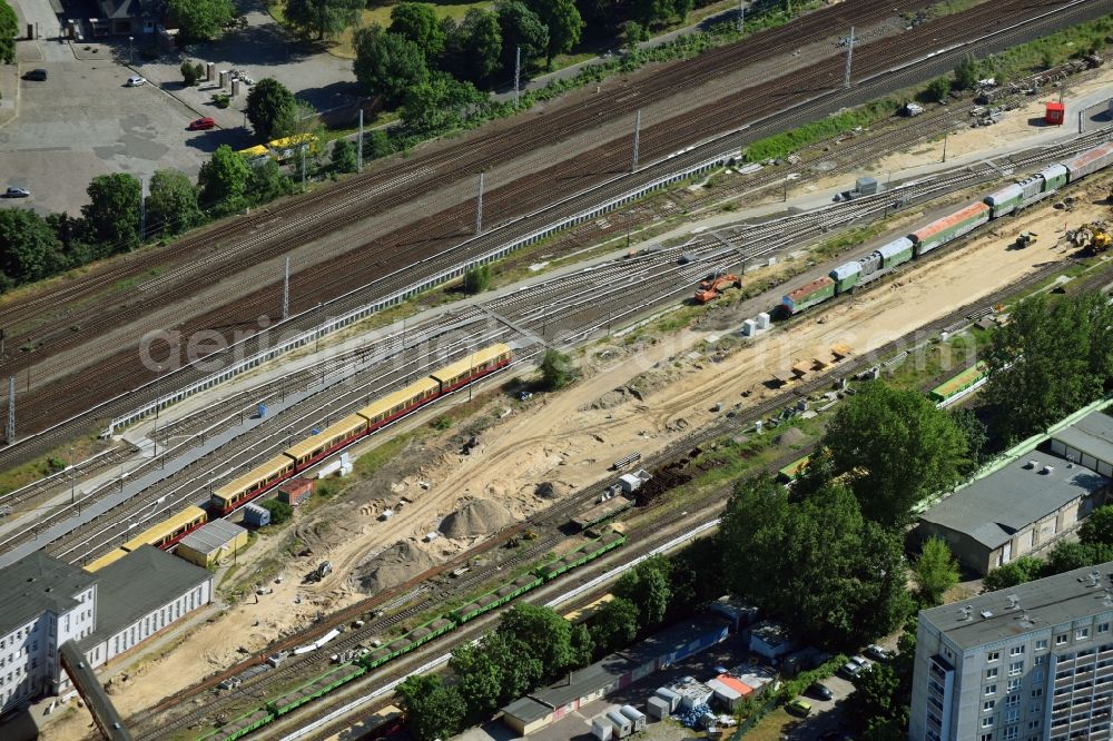 Aerial photograph Berlin - Maintenance work on a rail track and overhead wiring harness in the route network of the Deutsche Bahn in the district Lichtenberg in Berlin, Germany