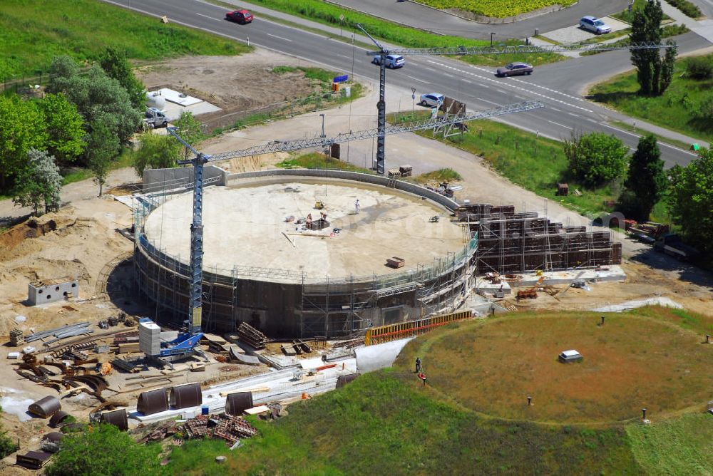 Aerial photograph BITTERFELD - Blick auf die Baustelle Wasserzentrum Bitterfeld. Aus dem 1992 stillgelegten Wasserwerk wird ein Informations- und Bildungszentrum errichtet. Aus dem Gedanken, das Bitterfelder Wasserwerk in die Konzeption der Wasserfront mit einzubeziehen und einer öffentlichen Nutzung zuzuführen, entstanden 1996 die Idee für die Nutzung der Anlagen und Gebäude aus den Jahren 1910 bis 1983 durch Umwandlung in ein Wasserzentrum. Zur Umsetzung dieser Idee gründete sich im Jahr 1999 der Trägerverein Wasserzentrum Bitterfeld e.V.Die zwei Wasserspeicher werden umgebaut, um Ausstellungen, Konzerte und Informationsveranstaltungen durchzuführen.Trägerverein Wasserzentrum e.V.,Berliner Straße 6,06749 Bitterfeld,(03493) 512 720,Fax:(03493) 512 721,e-Mail: info@ipg-bitterfeld.de