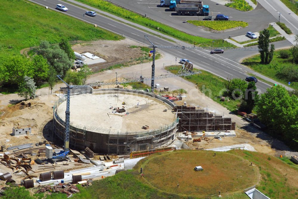 BITTERFELD from above - Blick auf die Baustelle Wasserzentrum Bitterfeld. Aus dem 1992 stillgelegten Wasserwerk wird ein Informations- und Bildungszentrum errichtet. Aus dem Gedanken, das Bitterfelder Wasserwerk in die Konzeption der Wasserfront mit einzubeziehen und einer öffentlichen Nutzung zuzuführen, entstanden 1996 die Idee für die Nutzung der Anlagen und Gebäude aus den Jahren 1910 bis 1983 durch Umwandlung in ein Wasserzentrum. Zur Umsetzung dieser Idee gründete sich im Jahr 1999 der Trägerverein Wasserzentrum Bitterfeld e.V.Die zwei Wasserspeicher werden umgebaut, um Ausstellungen, Konzerte und Informationsveranstaltungen durchzuführen.Trägerverein Wasserzentrum e.V.,Berliner Straße 6,06749 Bitterfeld,(03493) 512 720,Fax:(03493) 512 721,e-Mail: info@ipg-bitterfeld.de