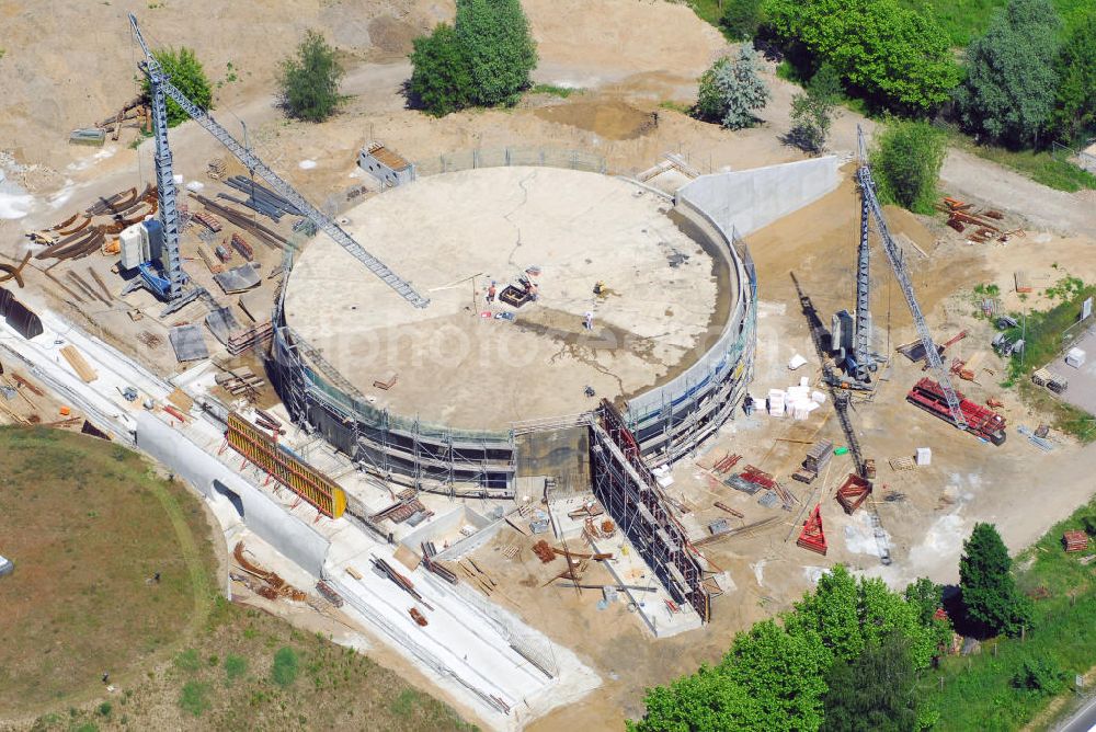 Aerial image BITTERFELD - Blick auf die Baustelle Wasserzentrum Bitterfeld. Aus dem 1992 stillgelegten Wasserwerk wird ein Informations- und Bildungszentrum errichtet. Aus dem Gedanken, das Bitterfelder Wasserwerk in die Konzeption der Wasserfront mit einzubeziehen und einer öffentlichen Nutzung zuzuführen, entstanden 1996 die Idee für die Nutzung der Anlagen und Gebäude aus den Jahren 1910 bis 1983 durch Umwandlung in ein Wasserzentrum. Zur Umsetzung dieser Idee gründete sich im Jahr 1999 der Trägerverein Wasserzentrum Bitterfeld e.V.Die zwei Wasserspeicher werden umgebaut, um Ausstellungen, Konzerte und Informationsveranstaltungen durchzuführen.Trägerverein Wasserzentrum e.V.,Berliner Straße 6,06749 Bitterfeld,(03493) 512 720,Fax:(03493) 512 721,e-Mail: info@ipg-bitterfeld.de