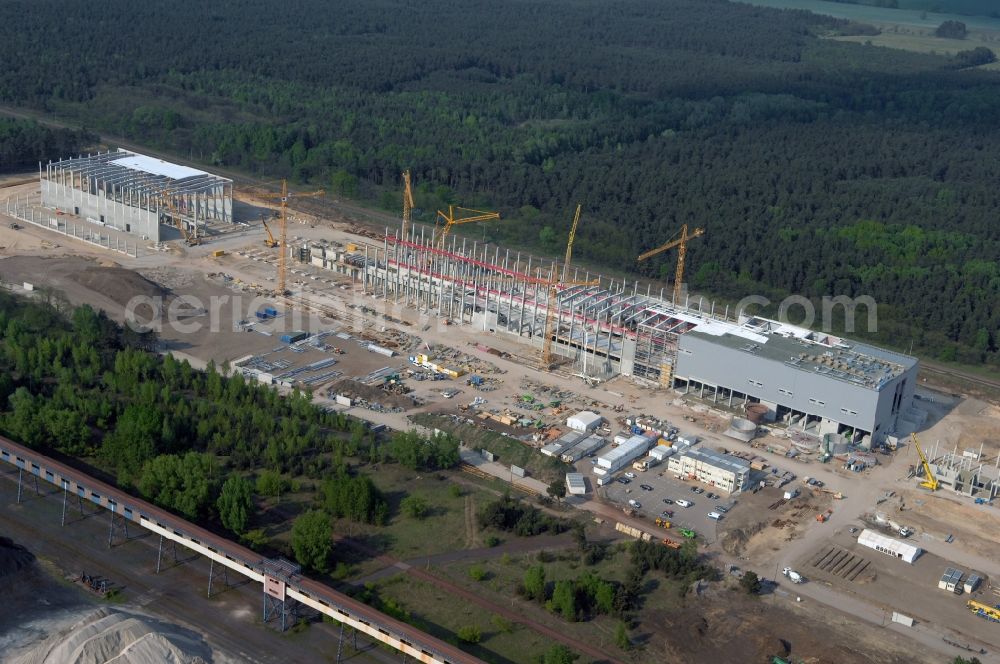 Eisenhüttenstadt from the bird's eye view: View at the premises of the factory for corrugated base paper Propapier PM2 GmbH factory in Eisenhuettenstadt in Brandenburg