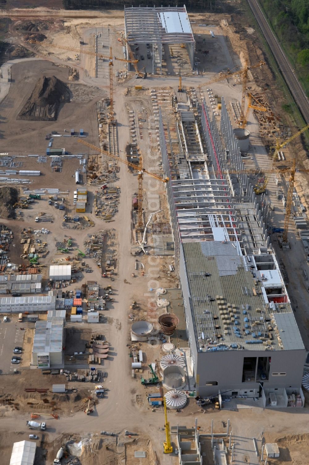 Eisenhüttenstadt from above - View at the premises of the factory for corrugated base paper Propapier PM2 GmbH factory in Eisenhuettenstadt in Brandenburg