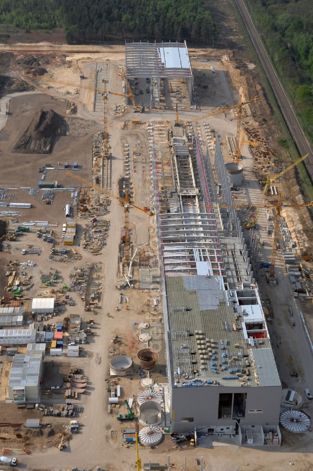 Eisenhüttenstadt from the bird's eye view: View at the premises of the factory for corrugated base paper Propapier PM2 GmbH factory in Eisenhuettenstadt in Brandenburg