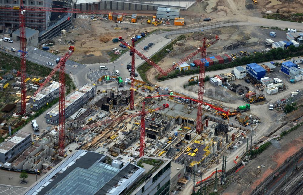 Aerial image Stuttgart - Bauarbeiten für die Entstehung der Pariser Höfe an der Bahntrasse des Stuttgarter Hauptbahnhof. Das Wohngehaus und Bürogebäude wurde von dem Architekturbüro Maier Neuberger Projekte sowie dem Architekturbüro KSP Engel und Zimmermann entworfen.