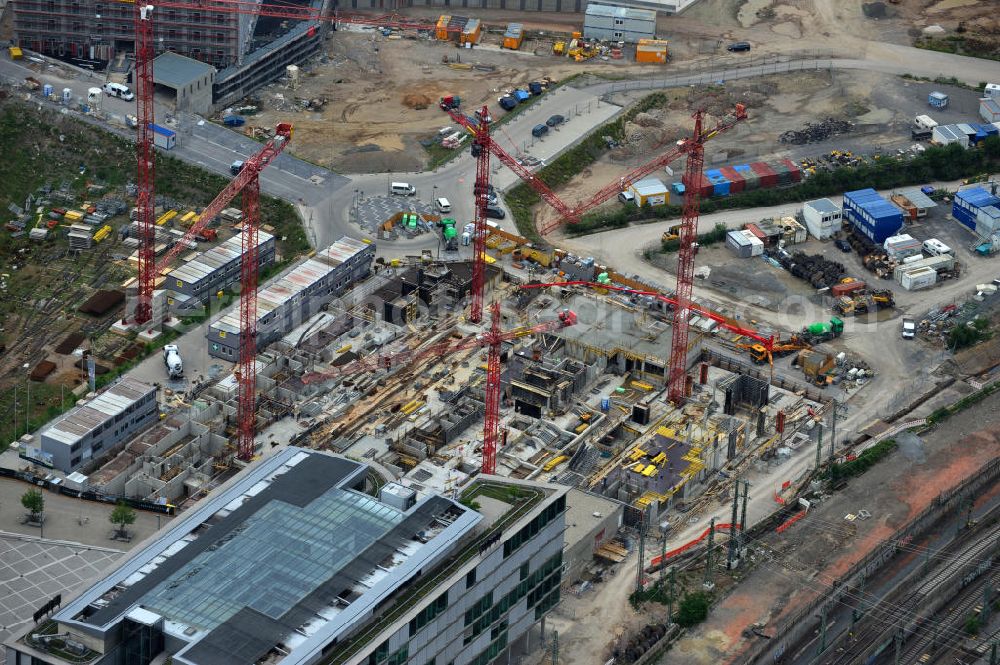 Aerial photograph Stuttgart - Bauarbeiten für die Entstehung der Pariser Höfe an der Bahntrasse des Stuttgarter Hauptbahnhof. Das Wohngehaus und Bürogebäude wurde von dem Architekturbüro Maier Neuberger Projekte sowie dem Architekturbüro KSP Engel und Zimmermann entworfen.