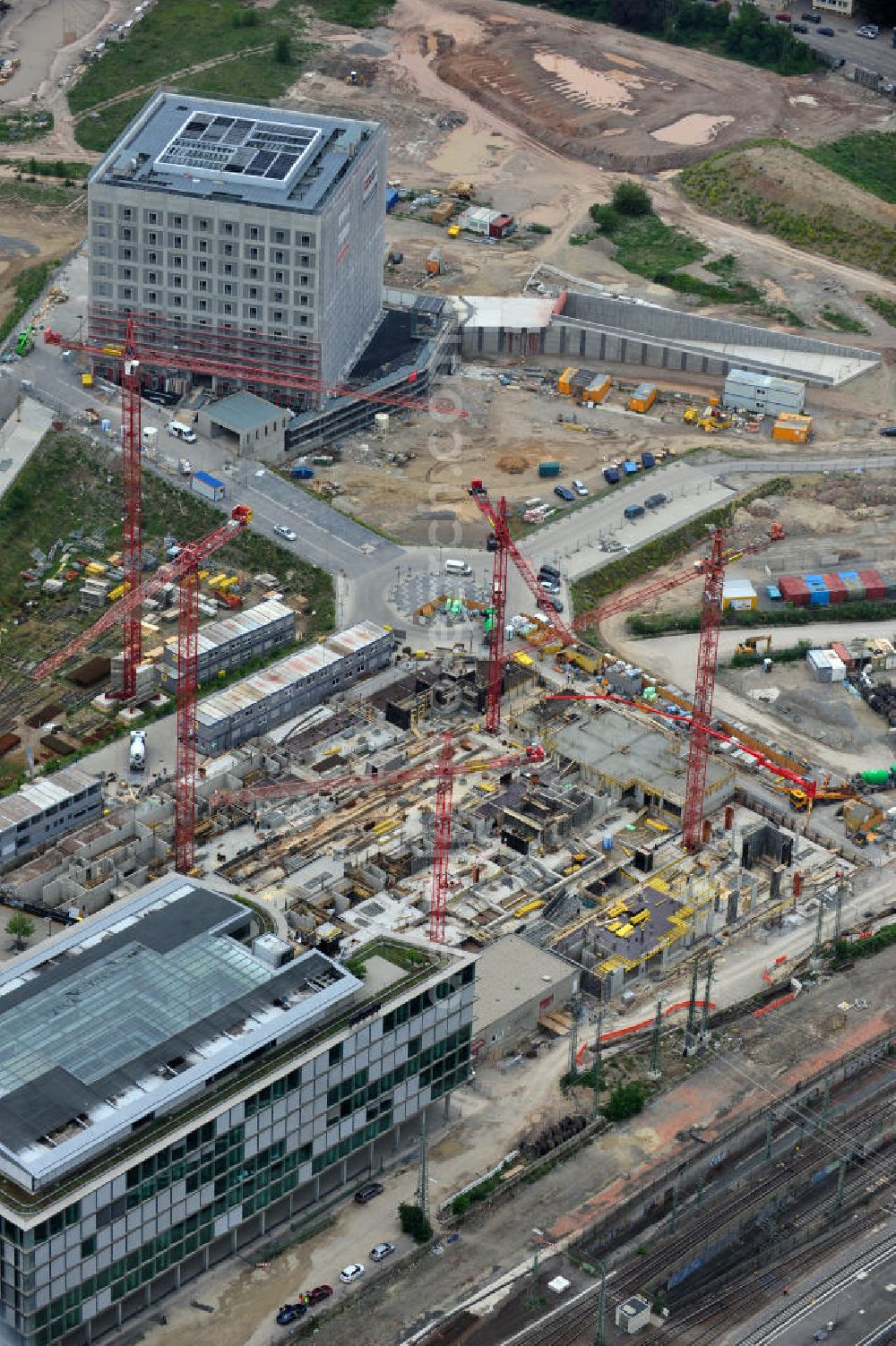 Stuttgart from above - Bauarbeiten für die Entstehung der Pariser Höfe an der Bahntrasse des Stuttgarter Hauptbahnhof. Das Wohngehaus und Bürogebäude wurde von dem Architekturbüro Maier Neuberger Projekte sowie dem Architekturbüro KSP Engel und Zimmermann entworfen.