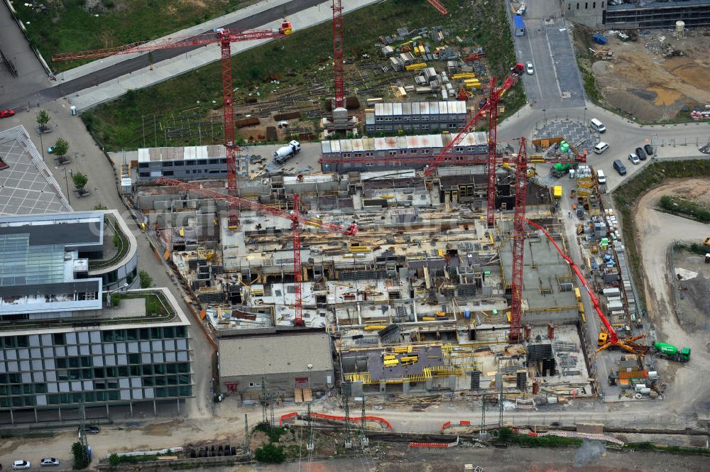 Stuttgart from the bird's eye view: Bauarbeiten für die Entstehung der Pariser Höfe an der Bahntrasse des Stuttgarter Hauptbahnhof. Das Wohngehaus und Bürogebäude wurde von dem Architekturbüro Maier Neuberger Projekte sowie dem Architekturbüro KSP Engel und Zimmermann entworfen.