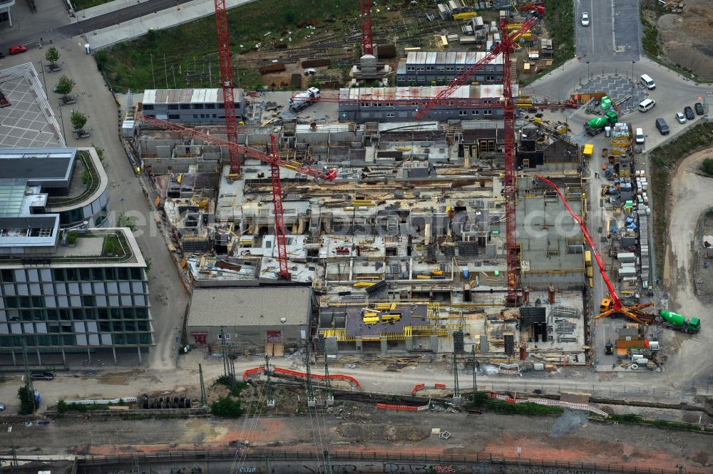 Aerial image Stuttgart - Bauarbeiten für die Entstehung der Pariser Höfe an der Bahntrasse des Stuttgarter Hauptbahnhof. Das Wohngehaus und Bürogebäude wurde von dem Architekturbüro Maier Neuberger Projekte sowie dem Architekturbüro KSP Engel und Zimmermann entworfen.