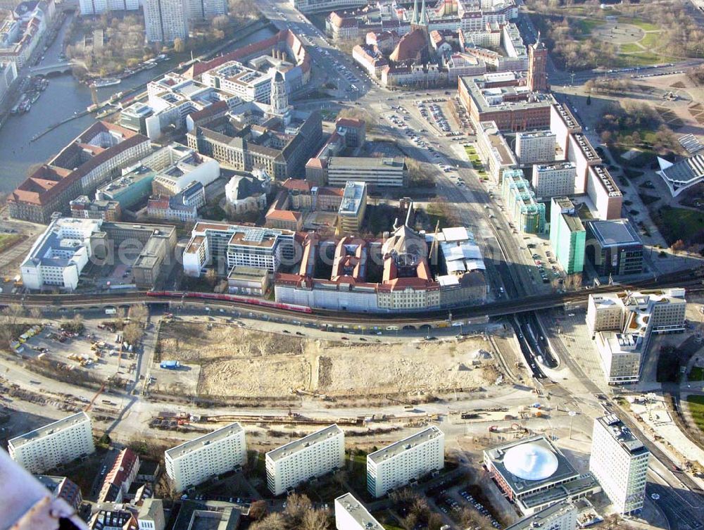 Berlin from above - 09.01.2005 Berlin/Mitte Blick auf die Baufläche in der Dirksenstraße direkt am Alexanderplatz in Berlin-Mitte. Bau eines Büro- und Einkaufszentrums durch eine portugisische Unternehmensgruppe.