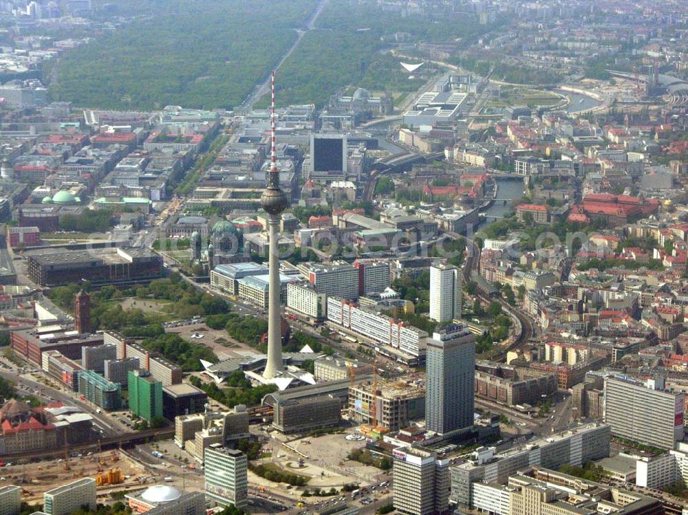 Berlin from the bird's eye view: Berlin/Mitte Blick auf die Baufläche in der Dirksenstraße direkt am Alexanderplatz in Berlin-Mitte. Bau eines Büro- und Einkaufszentrums durch eine portugisische Unternehmensgruppe. Projektsteuerung: Intertec, Katharina-Heinroth-Ufer 1, 10787 Berlin (25411300), Architekten: Ortner & Ortner, Leibnitzstraße 60 in 10629 Berlin - Tel.: 0302848860