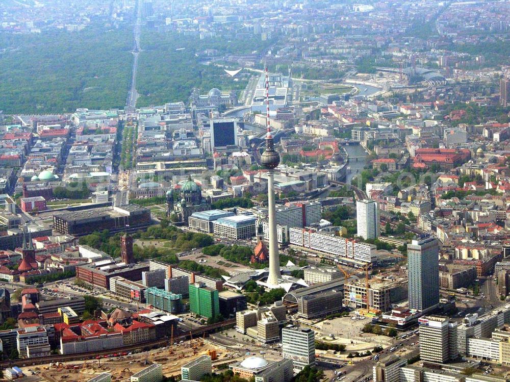 Berlin from above - Berlin/Mitte Blick auf die Baufläche in der Dirksenstraße direkt am Alexanderplatz in Berlin-Mitte. Bau eines Büro- und Einkaufszentrums durch eine portugisische Unternehmensgruppe. Projektsteuerung: Intertec, Katharina-Heinroth-Ufer 1, 10787 Berlin (25411300), Architekten: Ortner & Ortner, Leibnitzstraße 60 in 10629 Berlin - Tel.: 0302848860