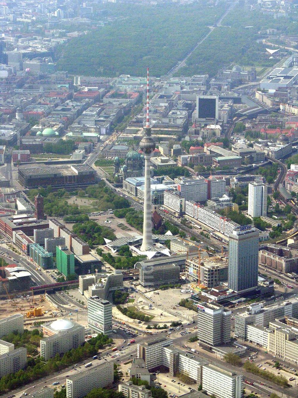 Berlin from the bird's eye view: Berlin/Mitte Blick auf die Baufläche in der Dirksenstraße direkt am Alexanderplatz in Berlin-Mitte. Bau eines Büro- und Einkaufszentrums durch eine portugisische Unternehmensgruppe. Projektsteuerung: Intertec, Katharina-Heinroth-Ufer 1, 10787 Berlin (25411300), Architekten: Ortner & Ortner, Leibnitzstraße 60 in 10629 Berlin - Tel.: 0302848860