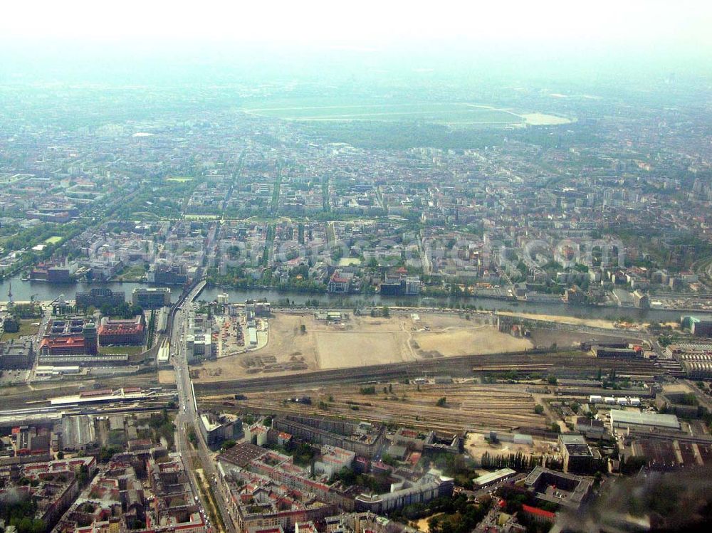 Aerial image Berlin - Friedrichshain - Auf etwa 21 Hektar des einstigen Ostgüterbahnhofs soll die Anschutz-Arena / Berlin Arena entstehen. Mit Büros, Wohnungen, einem Kino und Einkaufsmöglichkeiten.Die geplante Arena mit 16 000 Plätzen ist der Mittelpunkt des Viertels. Geplant sind dort jährlich 150 Veranstaltungen, gerechnet wird mit zwei Millionen Besuchern. Anschütz Entertainment Group (D), Friedrichstr. 171, 10117 Berlin