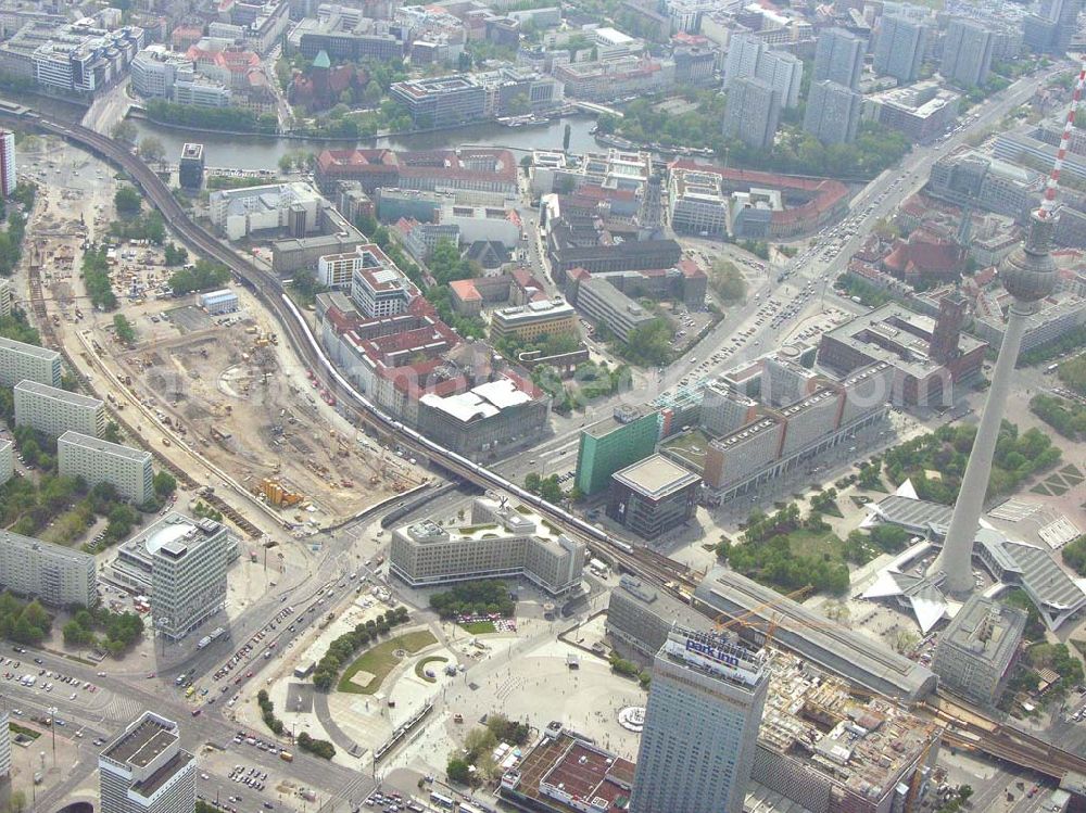 Aerial photograph Berlin - Berlin/Mitte Blick auf die Baufläche in der Dirksenstraße direkt am Alexanderplatz in Berlin-Mitte. Bau eines Büro- und Einkaufszentrums durch eine portugisische Unternehmensgruppe. Projektsteuerung: Intertec, Katharina-Heinroth-Ufer 1, 10787 Berlin (25411300), Architekten: Ortner & Ortner, Leibnitzstraße 60 in 10629 Berlin - Tel.: 0302848860