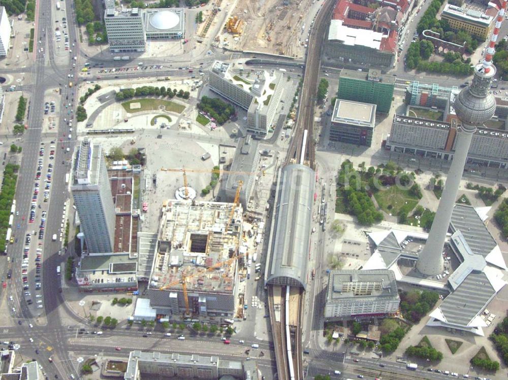 Berlin from above - Berlin/Mitte Blick auf die Baufläche in der Dirksenstraße direkt am Alexanderplatz in Berlin-Mitte. Bau eines Büro- und Einkaufszentrums durch eine portugisische Unternehmensgruppe. Projektsteuerung: Intertec, Katharina-Heinroth-Ufer 1, 10787 Berlin (25411300), Architekten: Ortner & Ortner, Leibnitzstraße 60 in 10629 Berlin - Tel.: 0302848860