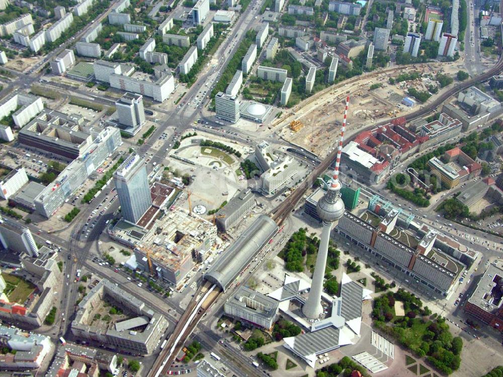 Berlin from the bird's eye view: Berlin/Mitte Blick auf die Baufläche in der Dirksenstraße direkt am Alexanderplatz in Berlin-Mitte. Bau eines Büro- und Einkaufszentrums durch eine portugisische Unternehmensgruppe. Projektsteuerung: Intertec, Katharina-Heinroth-Ufer 1, 10787 Berlin (25411300), Architekten: Ortner & Ortner, Leibnitzstraße 60 in 10629 Berlin - Tel.: 0302848860