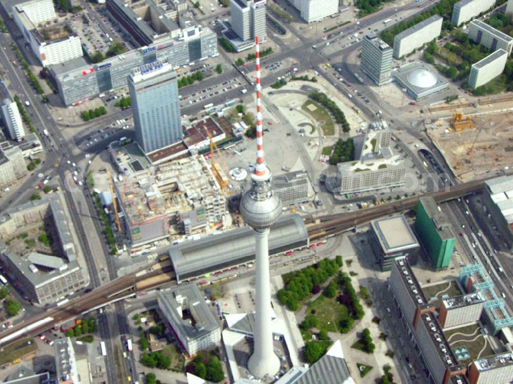 Aerial image Berlin - Berlin/Mitte Blick auf die Baufläche in der Dirksenstraße direkt am Alexanderplatz in Berlin-Mitte. Bau eines Büro- und Einkaufszentrums durch eine portugisische Unternehmensgruppe. Projektsteuerung: Intertec, Katharina-Heinroth-Ufer 1, 10787 Berlin (25411300), Architekten: Ortner & Ortner, Leibnitzstraße 60 in 10629 Berlin - Tel.: 0302848860