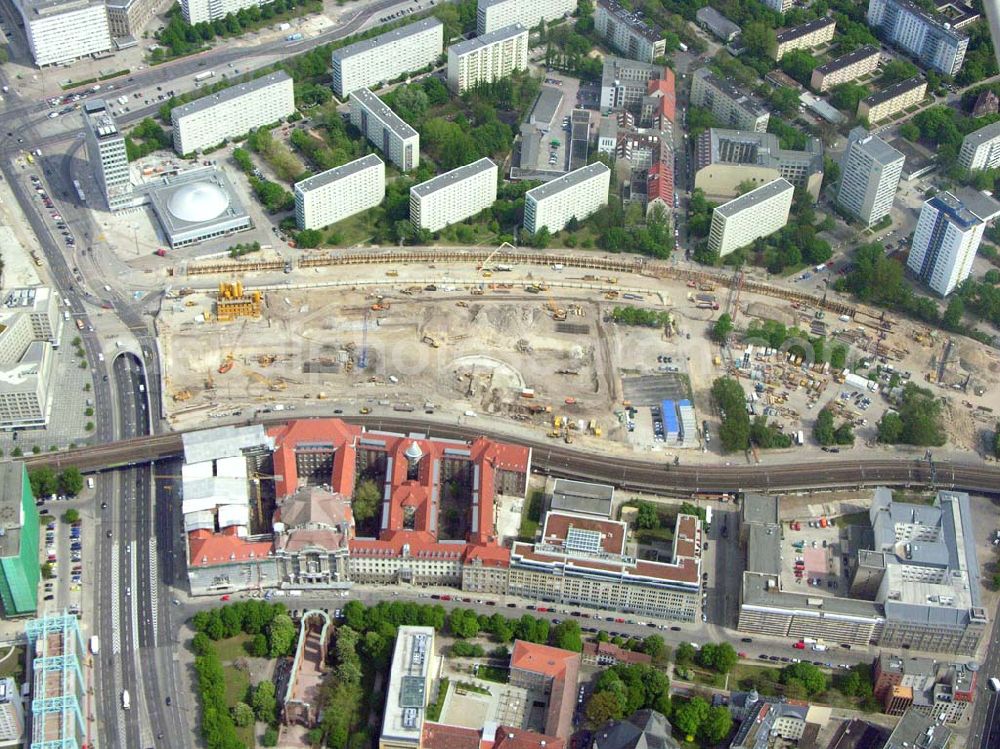 Aerial photograph Berlin - Berlin/Mitte Blick auf die Baufläche in der Dirksenstraße direkt am Alexanderplatz in Berlin-Mitte. Bau eines Büro- und Einkaufszentrums durch eine portugisische Unternehmensgruppe. Projektsteuerung: Intertec, Katharina-Heinroth-Ufer 1, 10787 Berlin (25411300), Architekten: Ortner & Ortner, Leibnitzstraße 60 in 10629 Berlin - Tel.: 0302848860