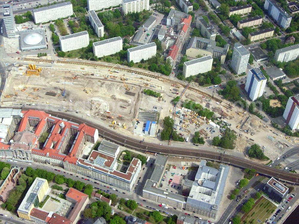 Berlin from above - Berlin/Mitte Blick auf die Baufläche in der Dirksenstraße direkt am Alexanderplatz in Berlin-Mitte. Bau eines Büro- und Einkaufszentrums durch eine portugisische Unternehmensgruppe. Projektsteuerung: Intertec, Katharina-Heinroth-Ufer 1, 10787 Berlin (25411300), Architekten: Ortner & Ortner, Leibnitzstraße 60 in 10629 Berlin - Tel.: 0302848860