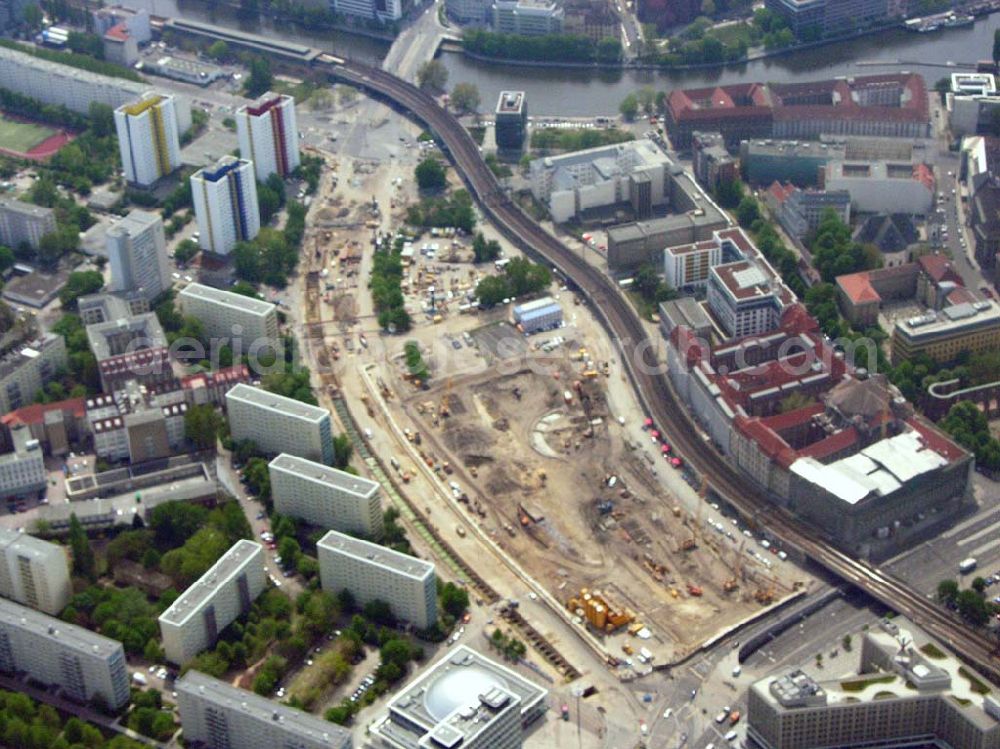 Berlin from above - Berlin/Mitte Blick auf die Baufläche in der Dirksenstraße direkt am Alexanderplatz in Berlin-Mitte. Bau eines Büro- und Einkaufszentrums durch eine portugisische Unternehmensgruppe. Projektsteuerung: Intertec, Katharina-Heinroth-Ufer 1, 10787 Berlin (25411300), Architekten: Ortner & Ortner, Leibnitzstraße 60 in 10629 Berlin - Tel.: 0302848860