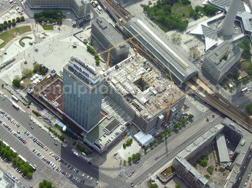 Berlin from the bird's eye view: Berlin/Mitte Blick auf die Baufläche in der Dirksenstraße direkt am Alexanderplatz in Berlin-Mitte. Bau eines Büro- und Einkaufszentrums durch eine portugisische Unternehmensgruppe. Projektsteuerung: Intertec, Katharina-Heinroth-Ufer 1, 10787 Berlin (25411300), Architekten: Ortner & Ortner, Leibnitzstraße 60 in 10629 Berlin - Tel.: 0302848860