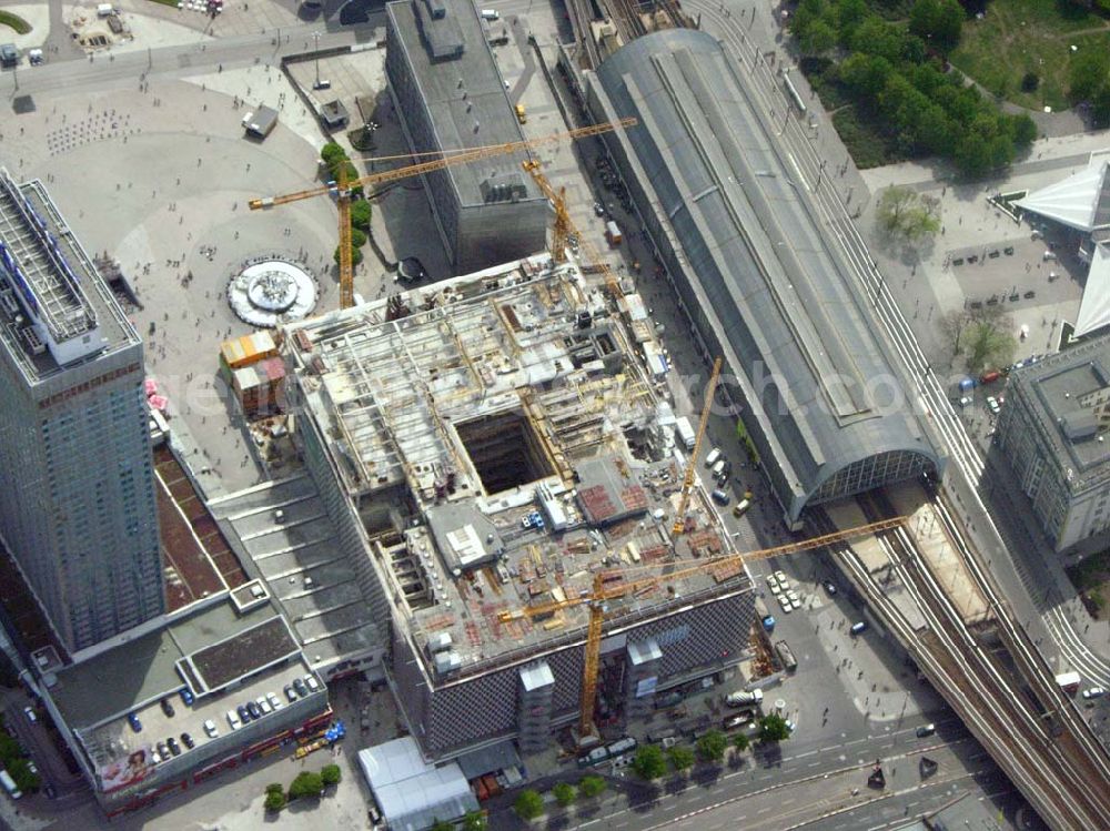 Aerial image Berlin - Berlin/Mitte Blick auf die Baufläche in der Dirksenstraße direkt am Alexanderplatz in Berlin-Mitte. Bau eines Büro- und Einkaufszentrums durch eine portugisische Unternehmensgruppe. Projektsteuerung: Intertec, Katharina-Heinroth-Ufer 1, 10787 Berlin (25411300), Architekten: Ortner & Ortner, Leibnitzstraße 60 in 10629 Berlin - Tel.: 0302848860