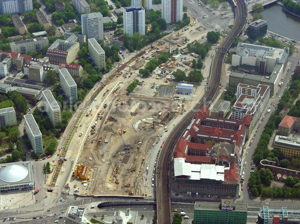 Aerial photograph Berlin - Berlin/Mitte Blick auf die Baufläche in der Dirksenstraße direkt am Alexanderplatz in Berlin-Mitte. Bau eines Büro- und Einkaufszentrums durch eine portugisische Unternehmensgruppe. Projektsteuerung: Intertec, Katharina-Heinroth-Ufer 1, 10787 Berlin (25411300), Architekten: Ortner & Ortner, Leibnitzstraße 60 in 10629 Berlin - Tel.: 0302848860