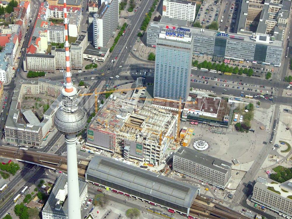 Aerial photograph Berlin - Berlin/Mitte Blick auf den S-Bahnhof Alexanderplatz und auf die Baufläche in der Dirksenstraße direkt am Alexanderplatz in Berlin-Mitte. Bau eines Büro- und Einkaufszentrums durch eine portugisische Unternehmensgruppe. Projektsteuerung: Intertec, Katharina-Heinroth-Ufer 1, 10787 Berlin (25411300), Architekten: Ortner & Ortner, Leibnitzstraße 60 in 10629 Berlin - Tel.: 0302848860