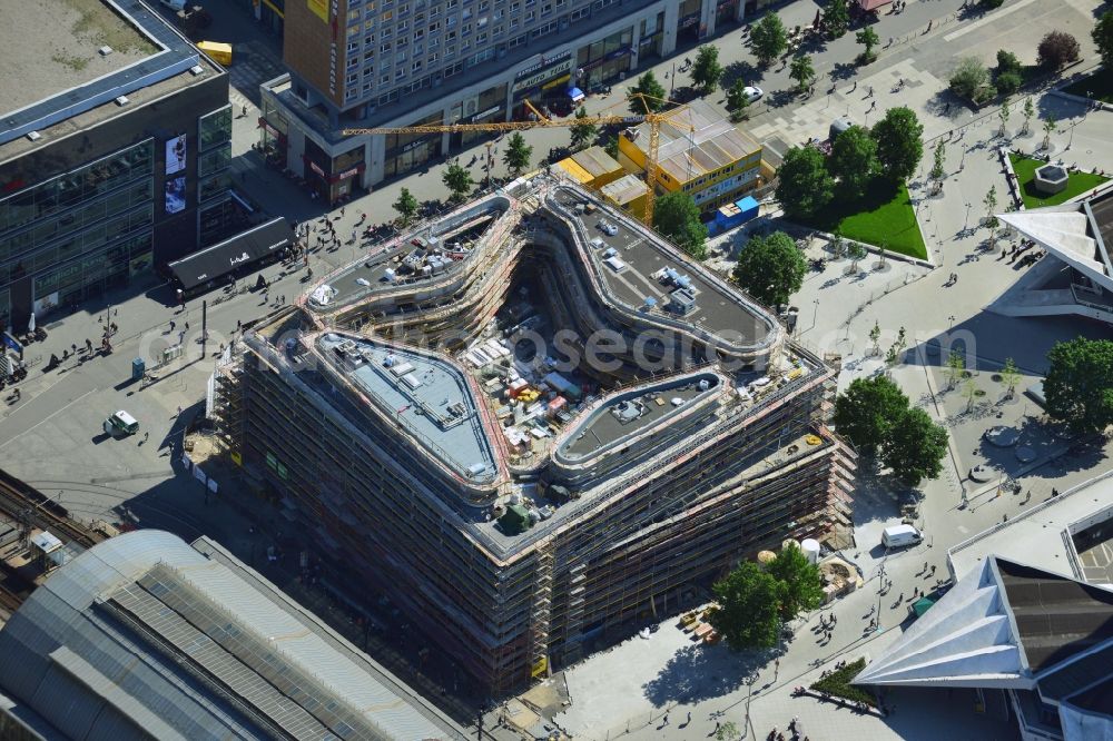 Aerial photograph Berlin - Construction site residential and commercial building Alea 101 of Redevco Services Deutschland GmbH on regional train station Alexanderplatz in Berlin, Germany