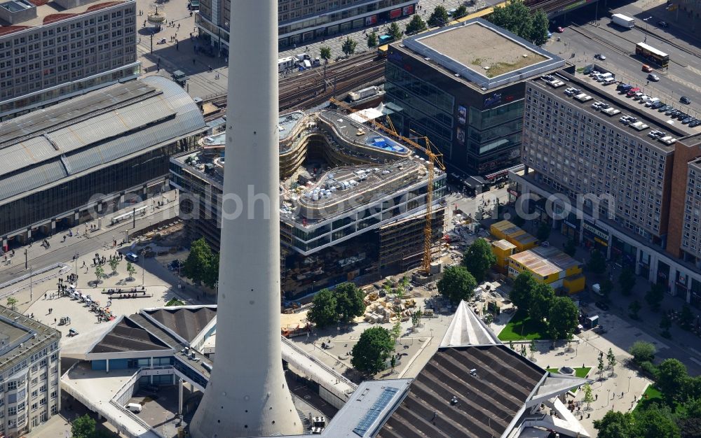 Berlin from the bird's eye view: Construction site residential and commercial building Alea 101 of Redevco Services Deutschland GmbH on regional train station Alexanderplatz in Berlin, Germany