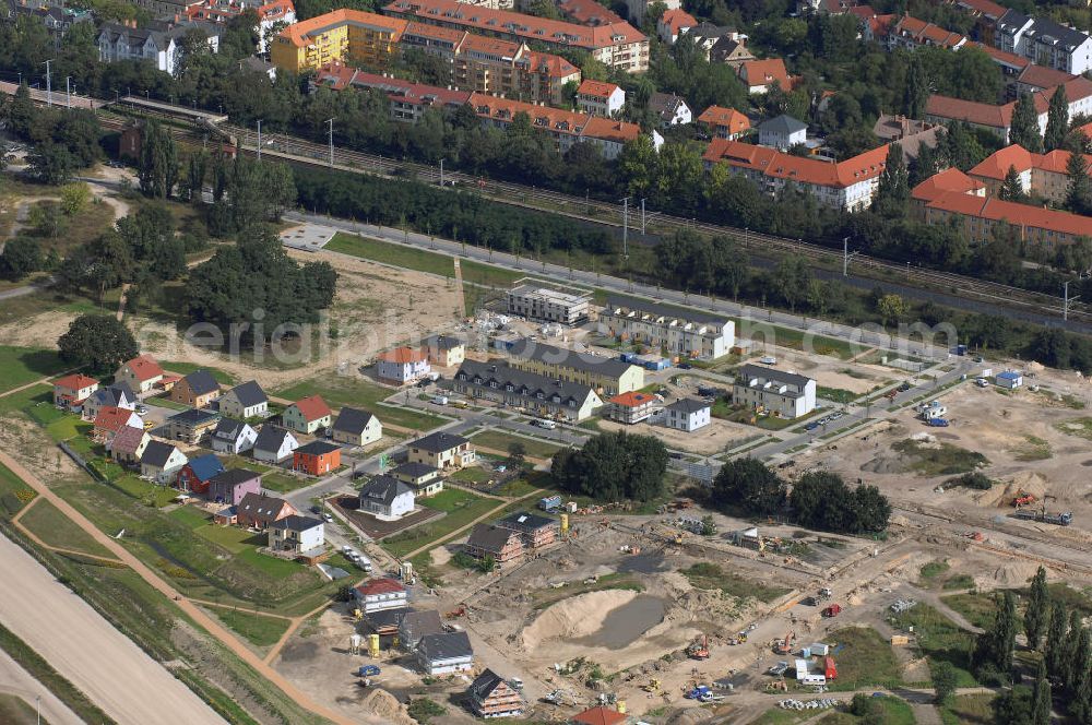 Berlin from above - Blick auf die Baustelle der Wohnanlage Carlsgarten in Berlin Karlshorst. Karlshorst liegt auf halbem Weg zwischen Berlin-Mitte und dem Erholungsgebiet Müggelsee. Die Häuser entstehen in unmittelbarer Nähe zum Volks- und Waldpark Wuhlheide mit dem Freizeit- und Erholungszentrum (FEZ) und der Trabrennbahn. Bauherr ist die NCC Deutschland GmbH. Kontakt: NCC Deutschland GmbH, Herr Helmut Kunze, Treskowallee 115, 10318 Berlin. Telefon Info-Line: 0800/670 00 00.