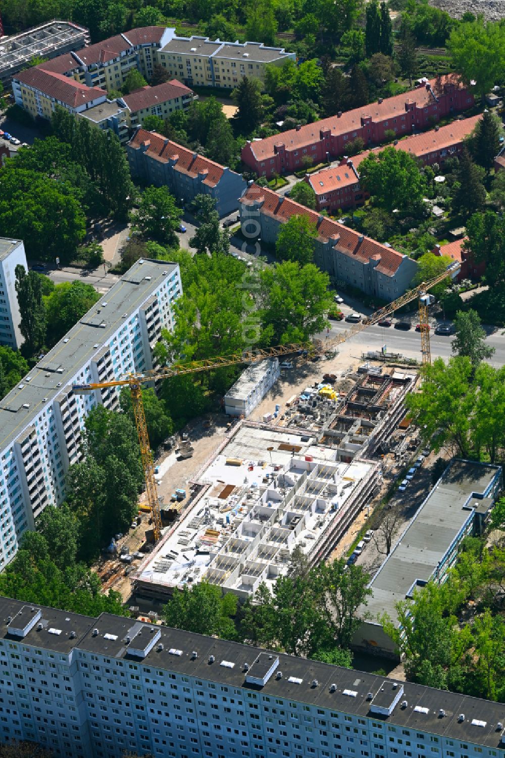 Aerial image Berlin - Construction site for the new construction of the building complex of a residential complex with an integrated local supply center ALDI - Nord on street Sewanstrasse in the district Friedrichsfelde in Berlin, Germany