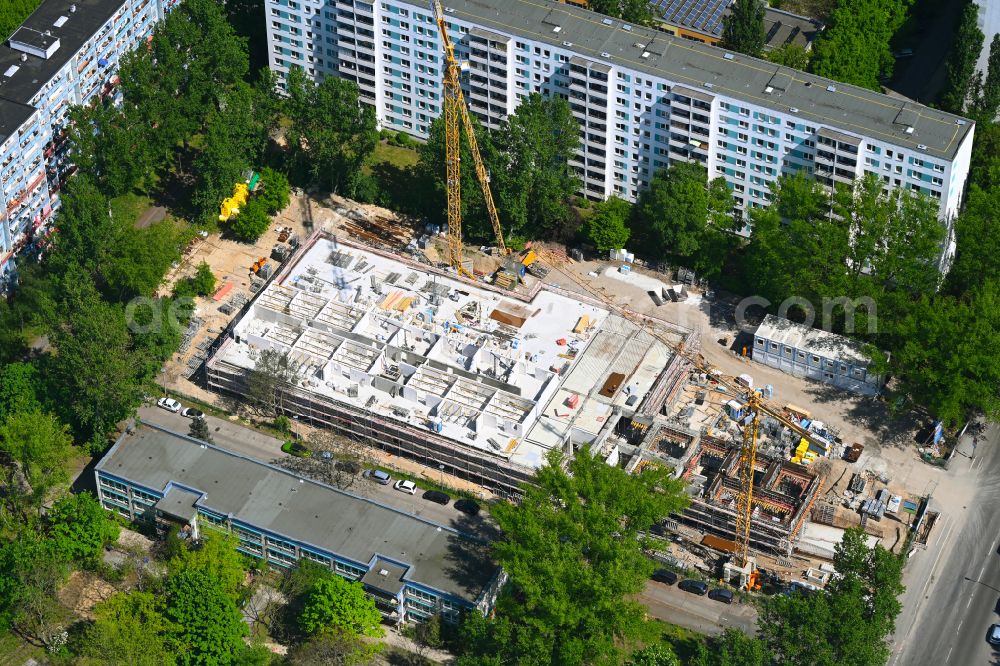 Aerial photograph Berlin - Construction site for the new construction of the building complex of a residential complex with an integrated local supply center ALDI - Nord on street Sewanstrasse in the district Friedrichsfelde in Berlin, Germany