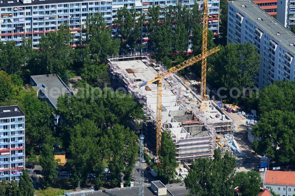 Aerial image Berlin - Construction site for the new construction of the building complex of a residential complex with an integrated local supply center ALDI - Nord on street Sewanstrasse in the district Friedrichsfelde in Berlin, Germany