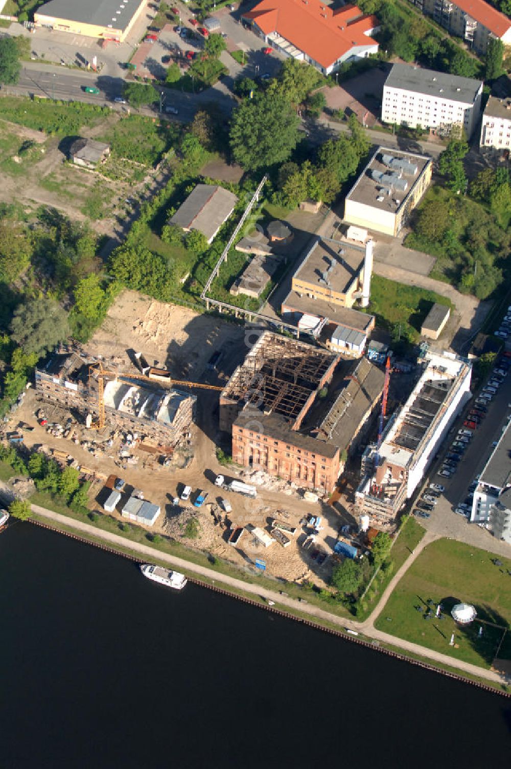 Potsdam from the bird's eye view: Baustelle der Wohnanlage Residence Au Rivage an der Zeppelinstraße, ein Projekt der Prinz von Preussen Grundbesitz AG am Havelufer in Potsdam-West. Construction area of the housing complex Residence Au Rivage, a project by Prinz von Preussen Grundbesitz AG at the Havel river in Potsdam-West.