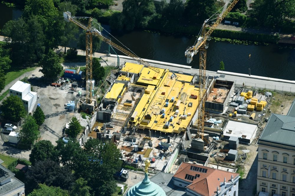 Potsdam from the bird's eye view: Future residential construction site with multi-family housing development- on the Am Alten Markt on river Alte Fahrt in the district Innenstadt in Potsdam in the state Brandenburg, Germany