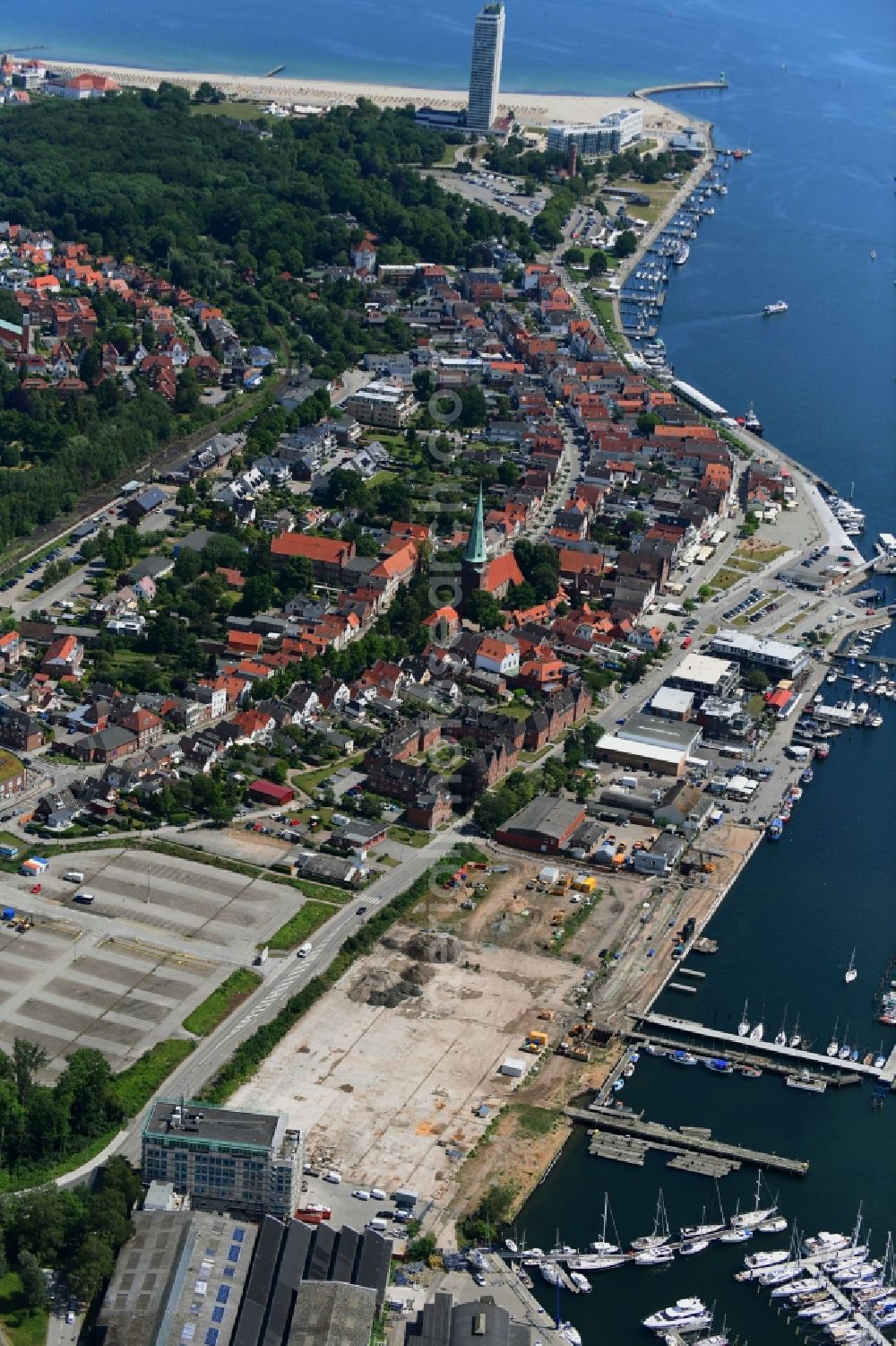 Lübeck from the bird's eye view: Residential construction site with multi-family housing development- on the Auf dem Baggersand in Travemuende in the state Schleswig-Holstein, Germany