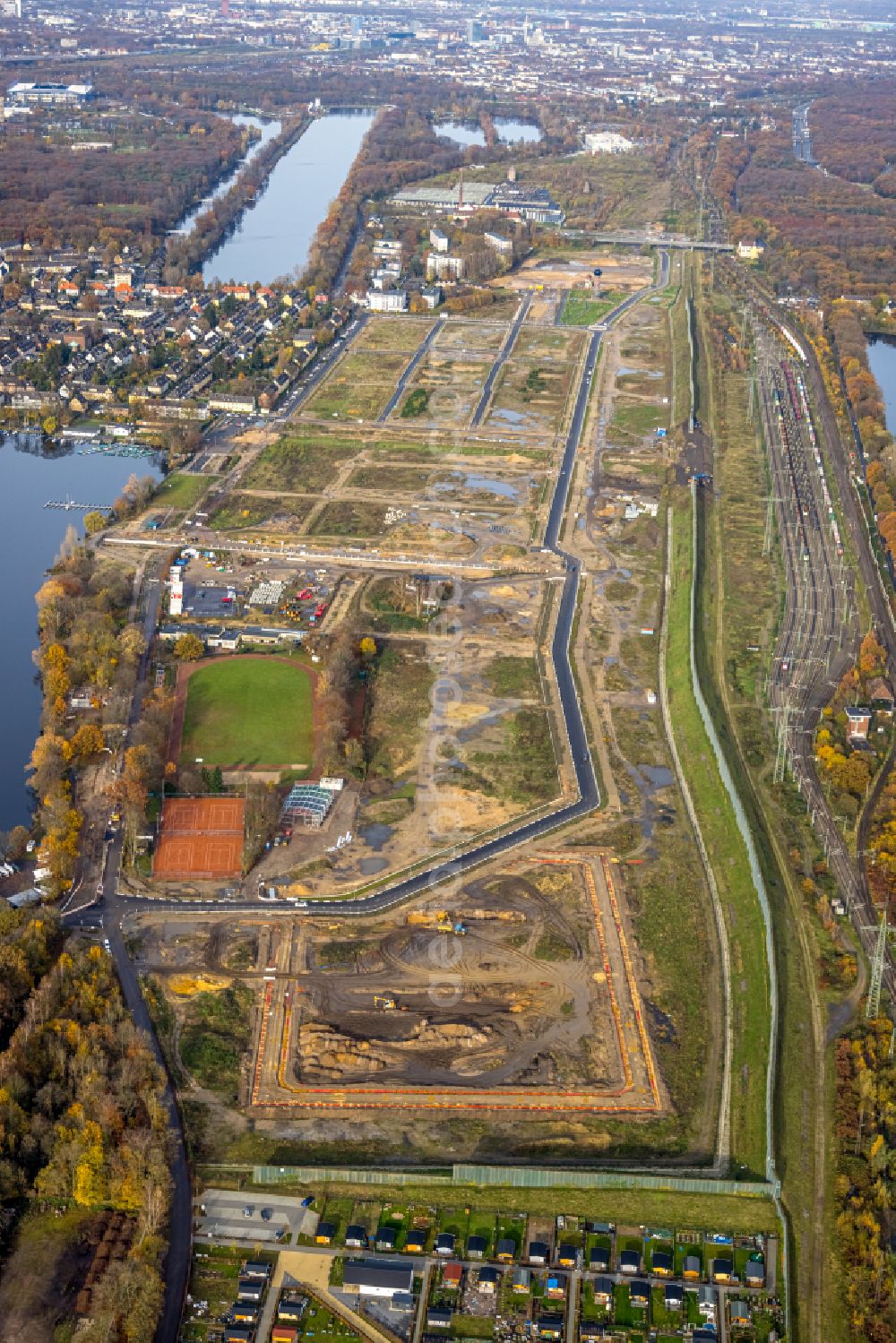 Duisburg from above - Residential construction site with multi-family housing development- Duisburger Duehnen Freiheit on street Masurenallee - Am alten Gueterbahnhof in the district Wedau in Duisburg at Ruhrgebiet in the state North Rhine-Westphalia, Germany