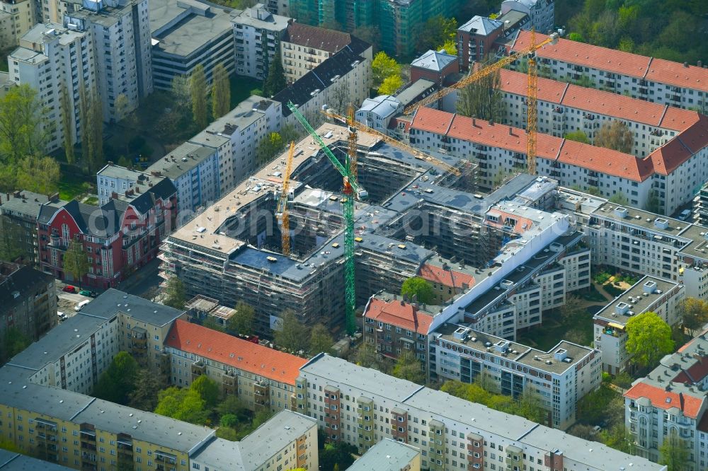 Berlin from above - Residential construction site with multi-family housing development- BOUCHEGAeRTEN on the Harzer Strasse - Bouchestrasse - Mengerzeile in the district Neukoelln in Berlin, Germany