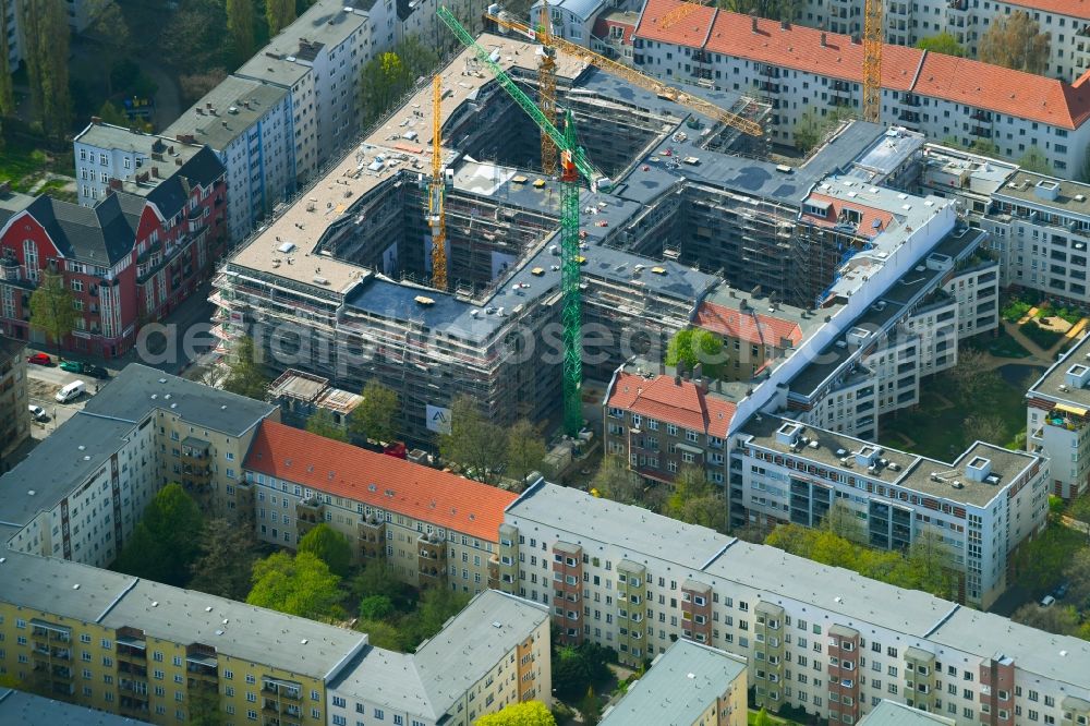 Berlin from the bird's eye view: Residential construction site with multi-family housing development- BOUCHEGAeRTEN on the Harzer Strasse - Bouchestrasse - Mengerzeile in the district Neukoelln in Berlin, Germany