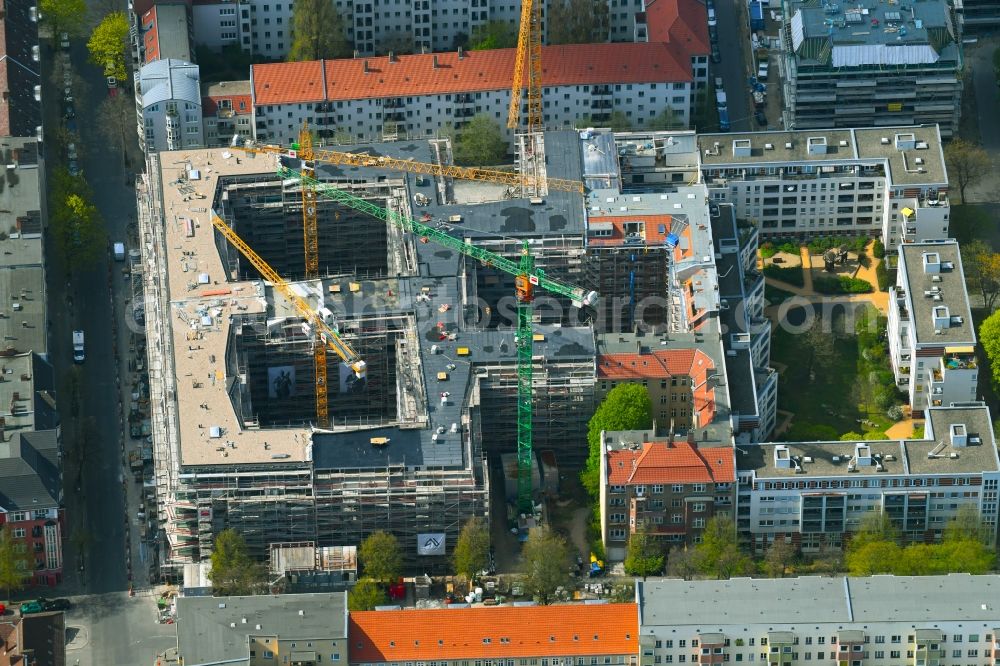 Berlin from above - Residential construction site with multi-family housing development- BOUCHEGAeRTEN on the Harzer Strasse - Bouchestrasse - Mengerzeile in the district Neukoelln in Berlin, Germany