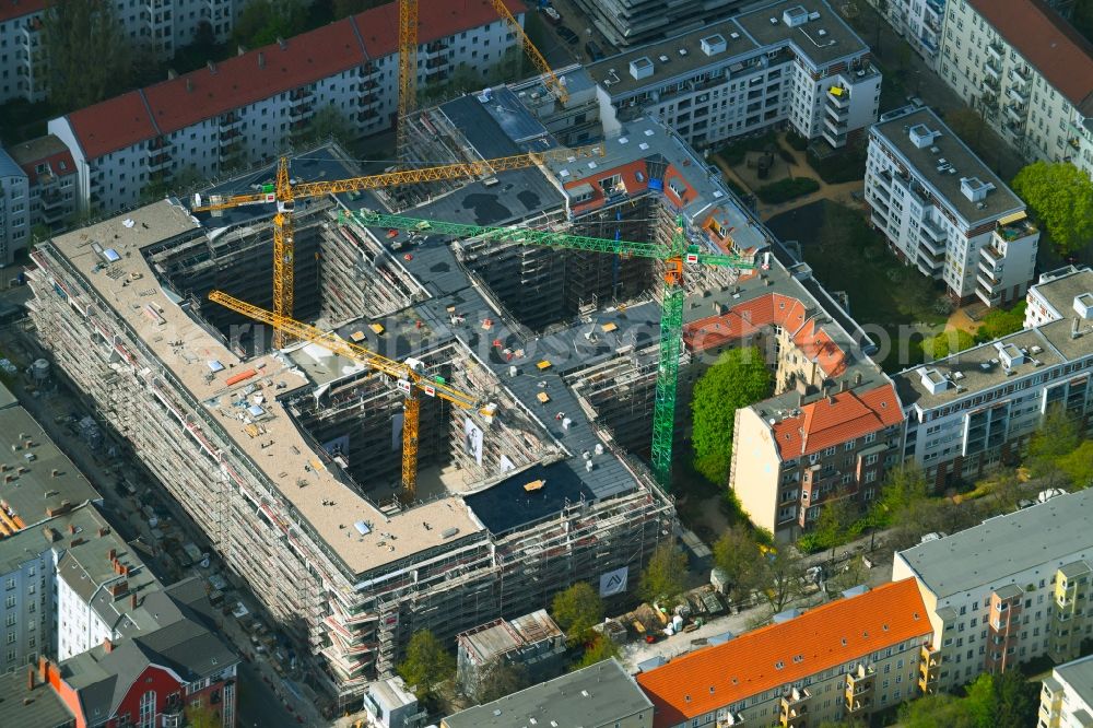 Aerial image Berlin - Residential construction site with multi-family housing development- BOUCHEGAeRTEN on the Harzer Strasse - Bouchestrasse - Mengerzeile in the district Neukoelln in Berlin, Germany