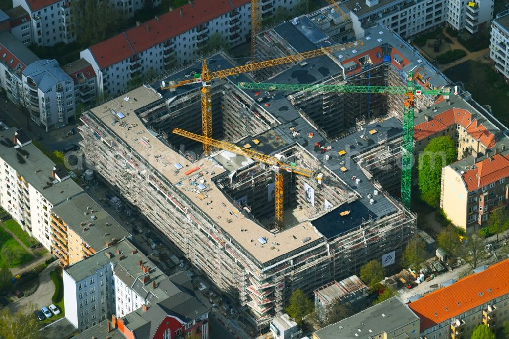 Aerial photograph Berlin - Residential construction site with multi-family housing development- BOUCHEGAeRTEN on the Harzer Strasse - Bouchestrasse - Mengerzeile in the district Neukoelln in Berlin, Germany