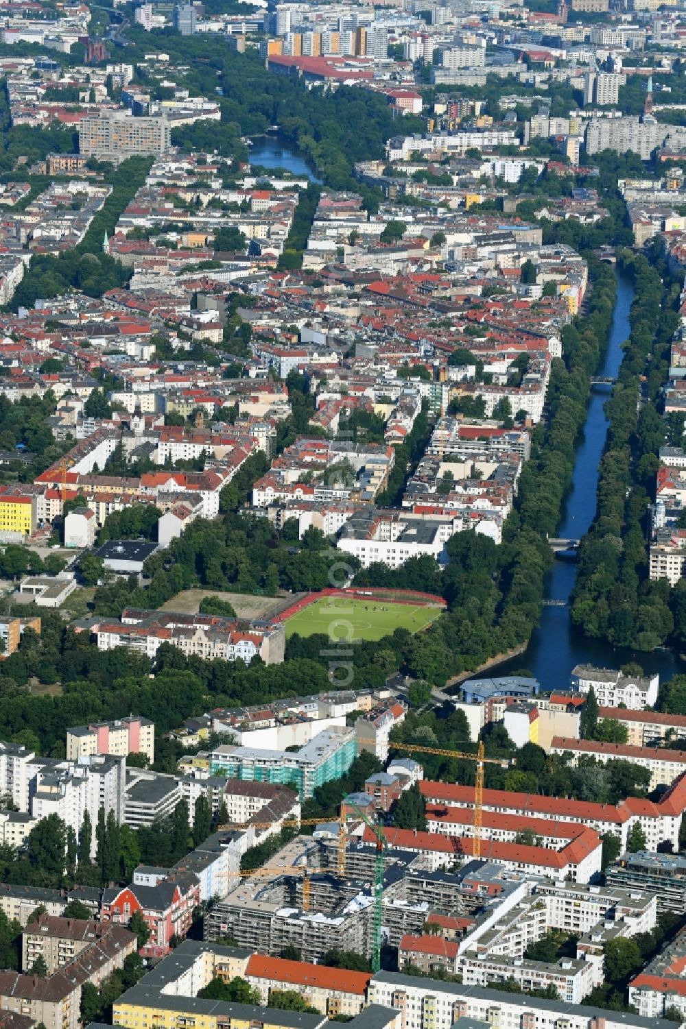 Aerial photograph Berlin - Residential construction site with multi-family housing development- BOUCHEGAeRTEN on the Harzer Strasse - Bouchestrasse - Mengerzeile in the district Neukoelln in Berlin, Germany